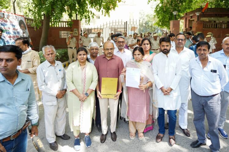 हरियाणा से दिल्ली के हक का पानी मांगने केंद्रीय जल शक्ति मंत्री के आवास पहुंचे ‘‘आप’’ विधायक, नहीं मिलने पर सौंपा पत्र 1 AAP Leaders