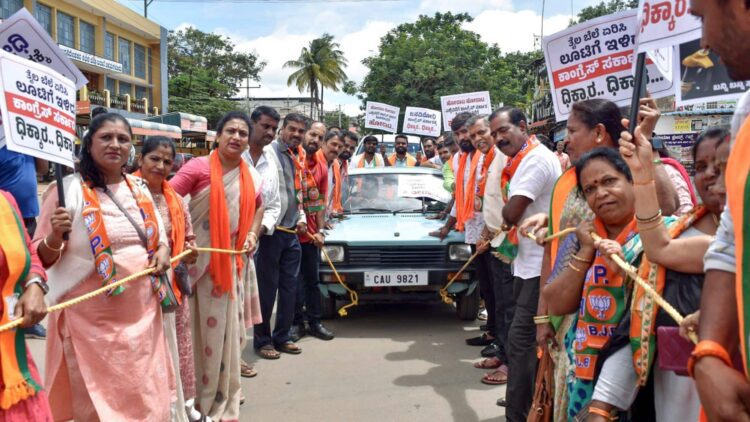 कर्नाटक में पेट्रोल डीजल की कीमतों में बढ़ोतरी, बीजेपी और कांग्रेस के बीच भड़क उठी आग