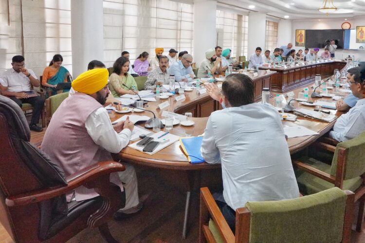 सरकारी दफ़्तरों में यदि लोग परेशान हुए तो डिप्टी कमिश्नर जवाबदेह होंगे- मुख्यमंत्री 1 CM Mann