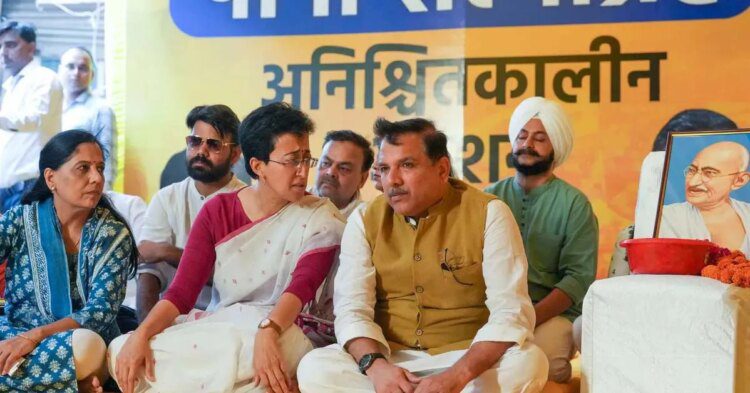 दिल्ली में आतिशी के धरना स्थल पर सिविल डिफेंस कर्मियों का ‘हल्लाबोल’,