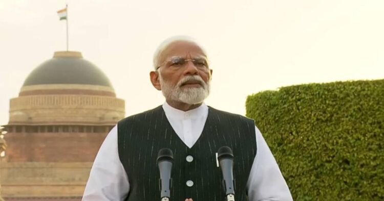 PM Modi की नई कैबिनेट में राजनाथ सिंह, नितिन गडकरी बनाए रख सकते हैं स्थान