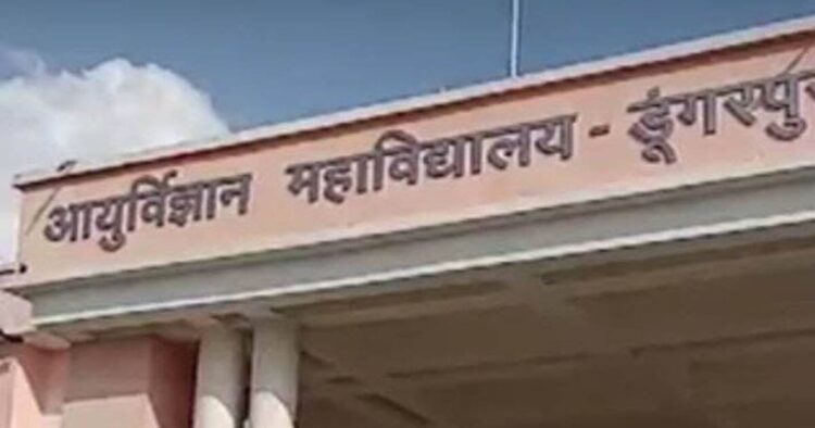 किसी की किडनी तो किसी का लीवर डैमेज: 50 MBA स्टूडेंट्स से सीनियर्स ने कराया घिनौना काम 1 किसी की किडनी तो किसी का लीवर डैमेज: 50 MBA स्टूडेंट्स से सीनियर्स ने कराया घिनौना काम