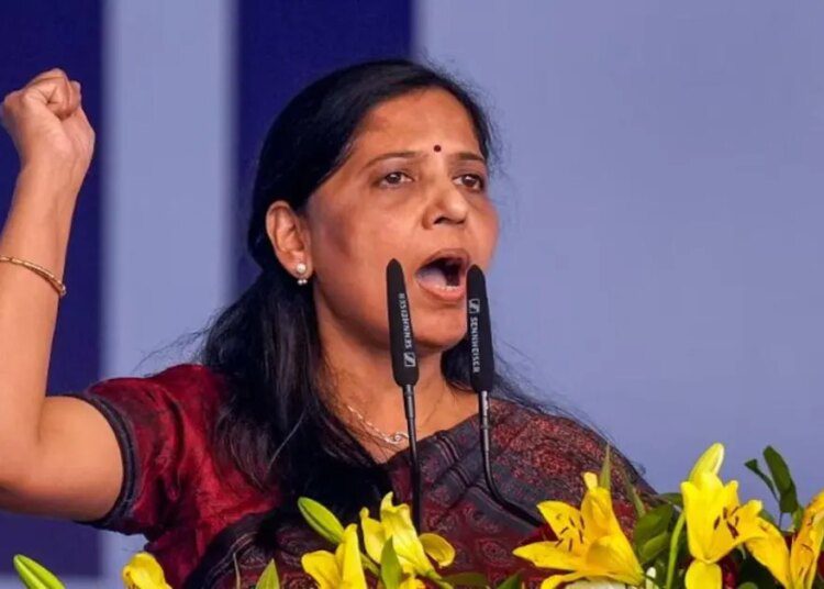 ‘सोशल मीडिया से हटाएं सुनवाई की वीडियो’, दिल्ली HC ने केजरीवाल की पत्नी को भेजा नोटिस