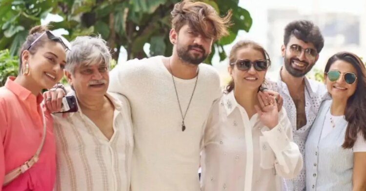 शादी से पहले सोनाक्षी सिन्हा सास-ससुर के साथ दिखीं, सामने आई फैमिली फोटो 1 शादी से पहले सोनाक्षी सिन्हा सास-ससुर के साथ दिखीं, सामने आई फैमिली फोटो