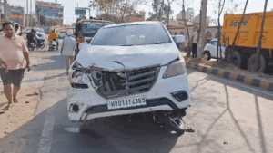 बेकाबू हुई तेज रफ्तार Innova ने Bike सवार को मारी जोरदार टक्कर, मोटरसाइकिल के उड़े परखच्चे