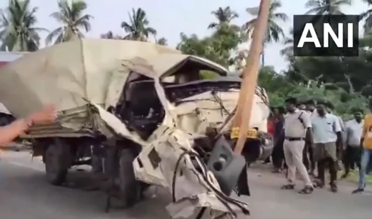 Andhra Pradesh Accident : ट्रैक्टर को ओवरटेक करने की कोशिश में ट्रक से हुई बड़ी दुर्घटना, 1 Andhra Pradesh Accident : ट्रैक्टर को ओवरटेक करने की कोशिश में ट्रक से हुई बड़ी दुर्घटना,