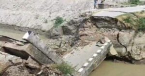 बिहार के सिवान जिले में देखते ही देखते धराशायी हुआ गंडक नहर पर बना पुल, Watch Video