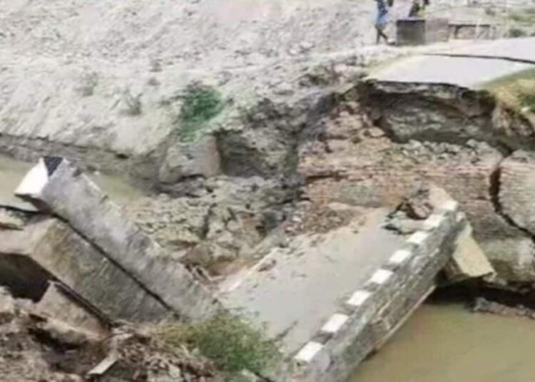 बिहार के सिवान जिले में देखते ही देखते धराशायी हुआ गंडक नहर पर बना पुल, Watch Video