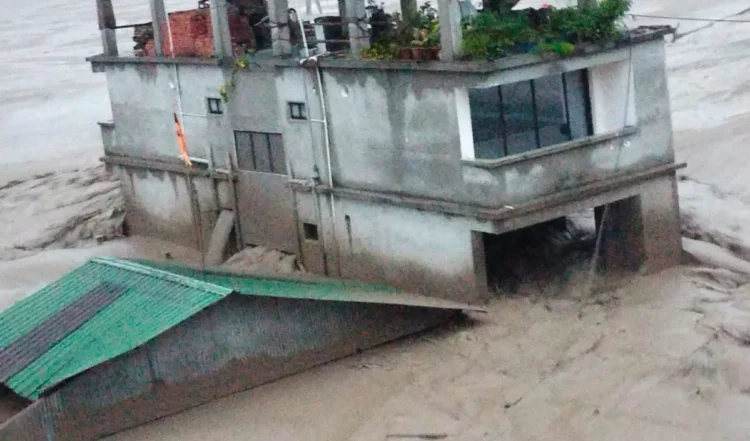 डोडा के थाथरी में बादल फटने के बाद आई बाढ़ से घरों में जमा हुआ मलबा