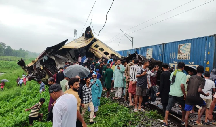 Kanchanjungha Express Acident : दुर्घटना में फंसे लोगों की जानकारी के लिए रेलवे ने हेल्पलाइन