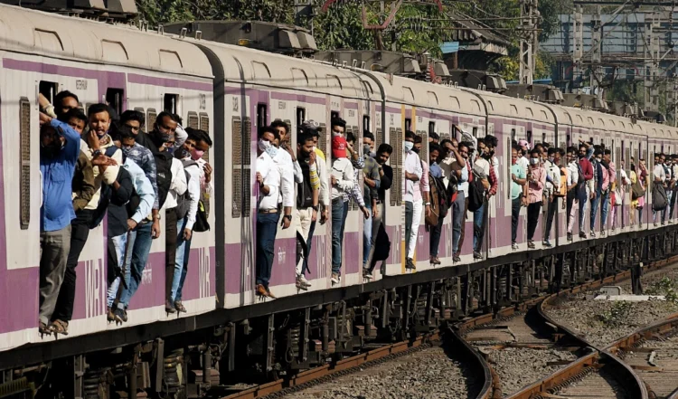 'शर्मिंदा हूं कि यात्रियों को लोकल ट्रेनों में यात्रा करने के लिए मजबूर किया जाता है': बॉम्बे हाईकोर्ट 1 ‘शर्मिंदा हूं कि यात्रियों को लोकल ट्रेनों में यात्रा करने के लिए मजबूर किया जाता है’: बॉम्बे हाईकोर्ट