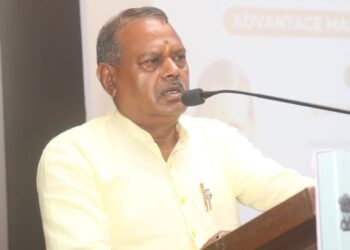 घर पर पिएं शराब, छूट जाएगी आदत…मंत्री की अजीबो गरीब सलाह