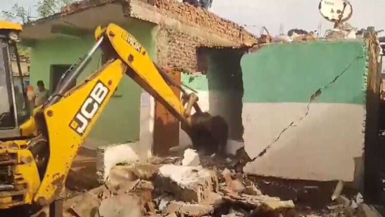 अतिक्रमण रोधी अभियान में लखनऊ के अकबरनगर में 1,200 से अधिक अवैध निर्माण ध्वस्त