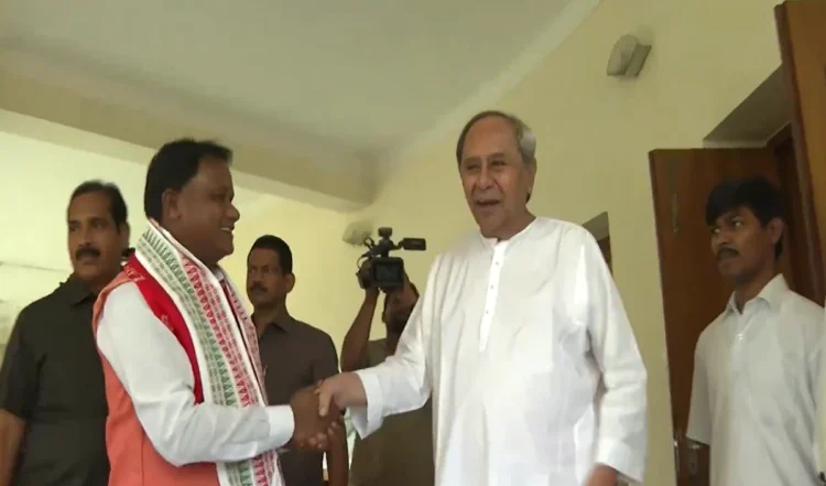 Odisha: नवीन पटनायक से मिले मनोनीत मुख्यमंत्री मोहन चरण माझी,