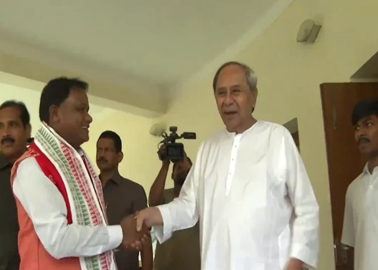 Odisha: नवीन पटनायक से मिले मनोनीत मुख्यमंत्री मोहन चरण माझी,