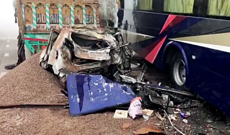 एक्सप्रेसवे पर ट्रक का टायर बदल रहे व्यक्ति को कार ने टक्कर मारी, मौत