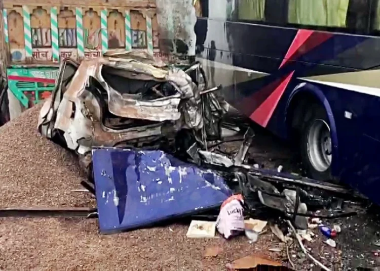 एक्सप्रेसवे पर ट्रक का टायर बदल रहे व्यक्ति को कार ने टक्कर मारी, मौत