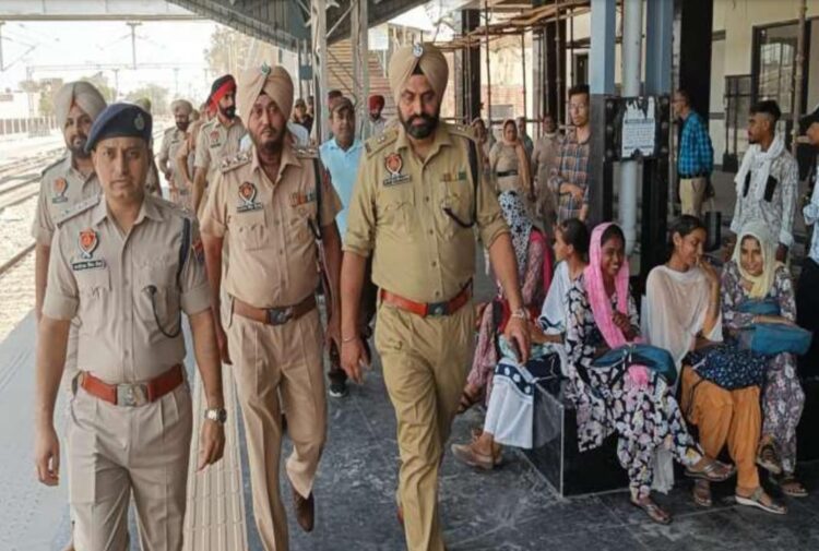 तलाशी अभ्यान- दूसरा दिन: पंजाब पुलिस ने राज्य भर के रेलवे स्टेशनों, बस अड्डों पर की चौकिंग 1 punjab police