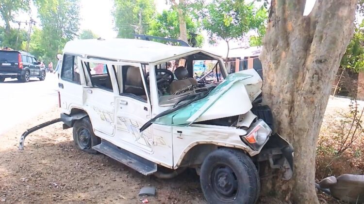 अमेठी में भीषण हादसा, बाइक में बोलेरो ने मारी टक्कर फिर खुद पेड़ से जा टकराई, 5 की मौत