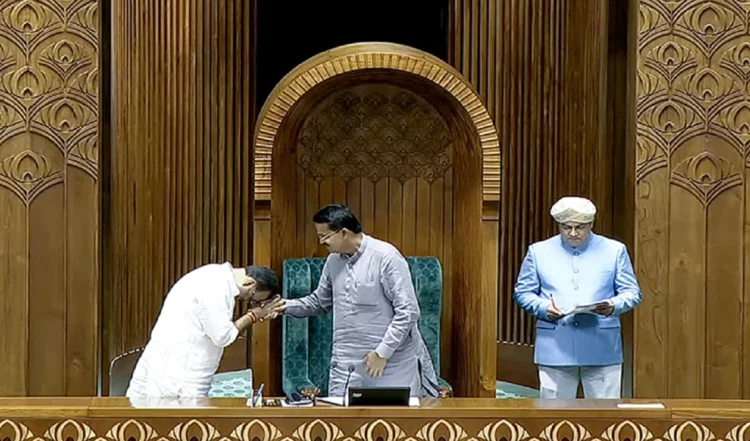 शिवसेना यूबीटी के सांसद ने शपथ में लिया बाल ठाकरे का नाम, प्रोटेम स्पीकर महताब ने रोका