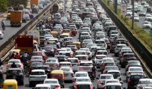 दक्षिण दिल्ली में सड़क धंसने से फंसी बस, ट्रैफिक हुआ जाम, बारिश कारण बिगड़े और भी हालात