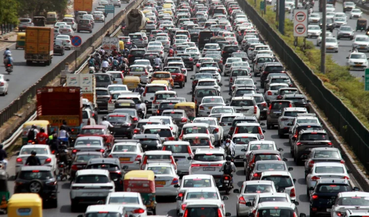 दक्षिण दिल्ली में सड़क धंसने से फंसी बस, ट्रैफिक हुआ जाम, बारिश कारण बिगड़े और भी हालात