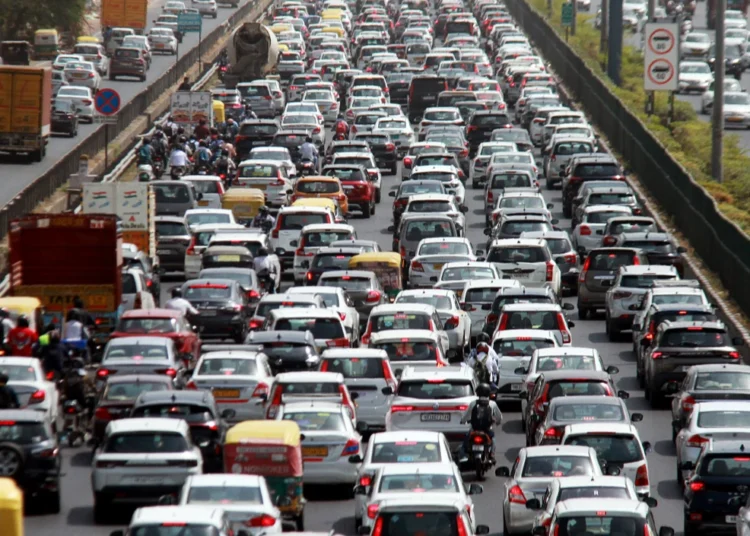 दक्षिण दिल्ली में सड़क धंसने से फंसी बस, ट्रैफिक हुआ जाम, बारिश कारण बिगड़े और भी हालात