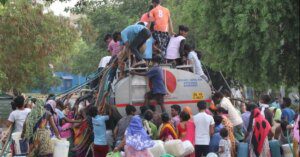 Delhi Water Crisis: बूंद-बूंद के लिए तरस रही जनता, टैंकरों के लिए कतार में लगे लोग    