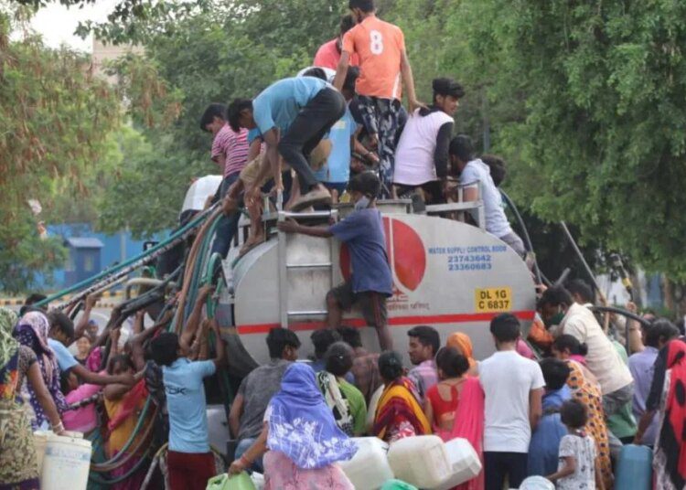 Delhi Water Crisis: बूंद-बूंद के लिए तरस रही जनता, टैंकरों के लिए कतार में लगे लोग    