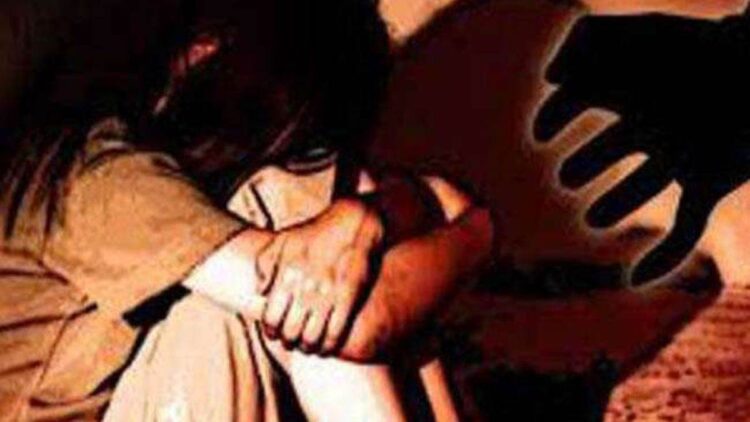 Crime News: टीचर ने नाबालिग छात्रा से किया रेप,