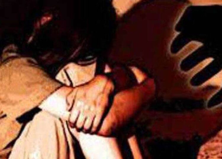 Crime News: टीचर ने नाबालिग छात्रा से किया रेप,