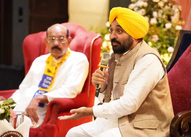 मुख्यमंत्री भगवंत मान ने जालंधर में इन्डस्ट्रीअलिस्ट के साथ किया लंच, व्यापारियों के मसलों पर हुई चर्चा 1 भगवंत मान