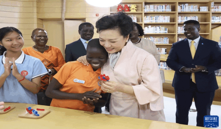 फंग लीयुआन ने चीनी-अफ्रीकी बच्चों के ग्रीष्मकालीन शिविर में लिया भाग