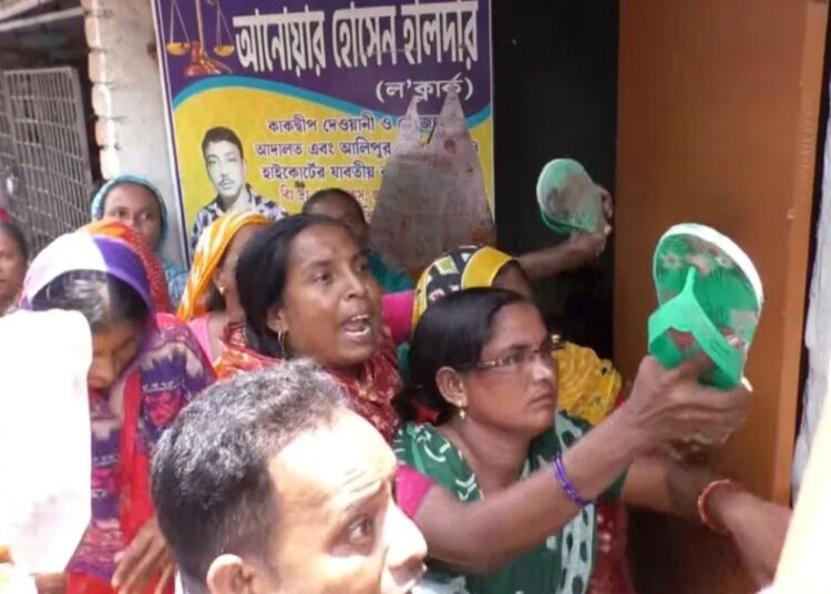 पश्चिम बंगाल: पुलिस कस्टडी में हुई थी युवक की मौत, हाथों में चप्पल लेकर…