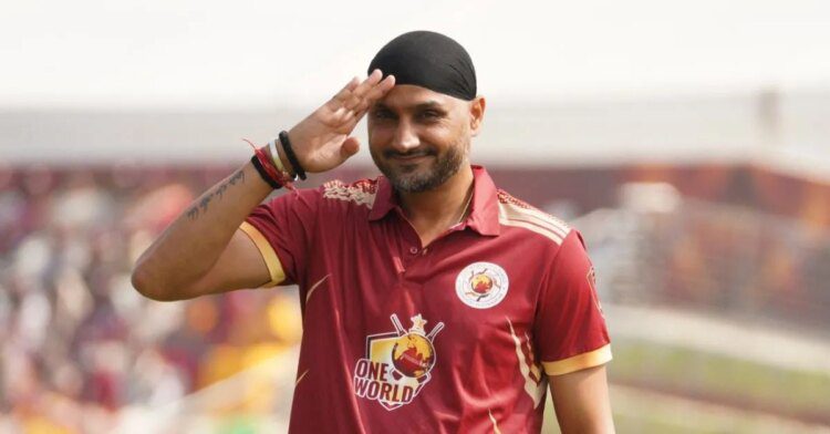 M.S. Dhoni की पाकिस्तानी खिलाड़ी से तुलना करने पर भड़के Harbhajan Singh