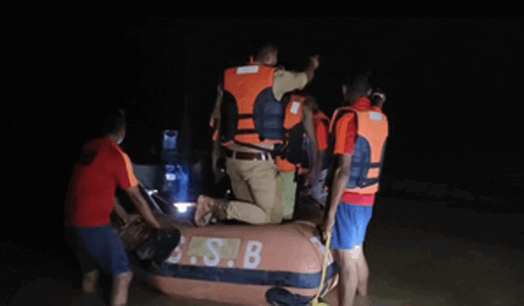 भारी बारिश के कारण कई जिलों में उफान पर नदियां…कई ग्रामीण फंसे,