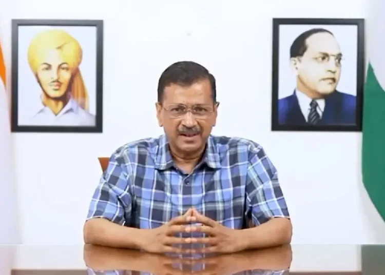 Kejriwal Middle Class, आम आदमी पार्टी घोषणापत्र, Arvind Kejriwal Manifesto, मध्यम वर्ग के लिए वादे, Middle Class Promises, नोट बैंक से मुक्ति, Vote Bank Politics, आयकर राहत, Income Tax Relief, दिल्ली सरकार, Delhi Government, बिजली पानी मुफ्त, Free Electricity Water, शिक्षा स्वास्थ्य सुधार, Education Health Reforms.