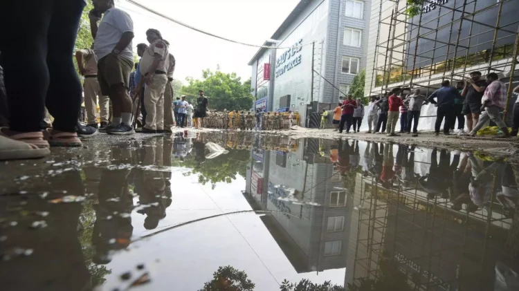 कोचिंग सेंटर हादसे का शिकार हुए छात्र, क्या थार कार ही है असली ज़िम्मेदार? 1 कोचिंग सेंटर हादसे का शिकार हुए छात्र, क्या थार कार ही है असली ज़िम्मेदार?