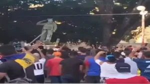 गृह युद्ध की ओर बढ़ता वेनेज़ुएला प्रदर्शकारियों ने ढहाई ह्यूगो चावेज़ की मूर्तियां