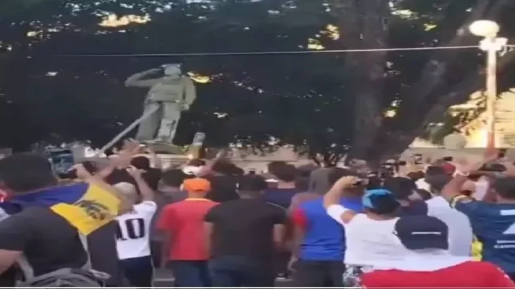 गृह युद्ध की ओर बढ़ता वेनेज़ुएला प्रदर्शकारियों ने ढहाई ह्यूगो चावेज़ की मूर्तियां