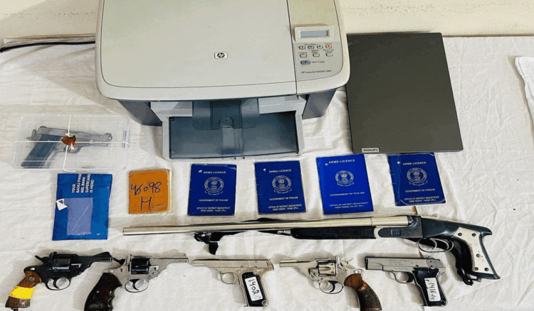 Amritsar Police को मिली बड़ी सफलता,फर्जी हथियार लाइसेंस रैकेट का किया भंडाफोड़,