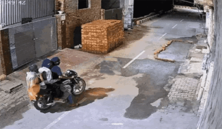 घर पर बदमाशों ने की ताबड़तोड़ फायरिंग…Social Media पर Viral हाे रहा 11 मिनट का Video,