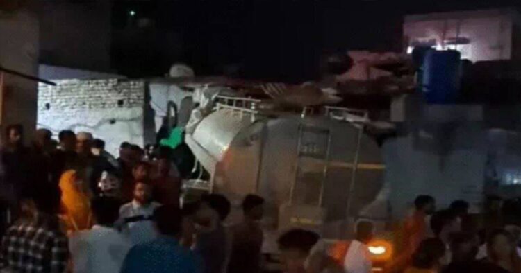 धौलपुर में मौत वाला टैंकर: जो सामने आया उसको मार दिया, तैनात हुए 100 पुलिसकर्मी 1 धौलपुर में मौत वाला टैंकर: जो सामने आया उसको मार दिया, तैनात हुए 100 पुलिसकर्मी