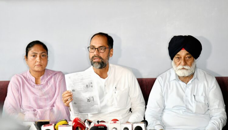 आम आदमी पार्टी ने कांग्रेस उम्मीदवार सुरिंदर कौर के बेटे पर लगाए जमीन घोटाले के आरोप 1 Pawan Kumar Tinu