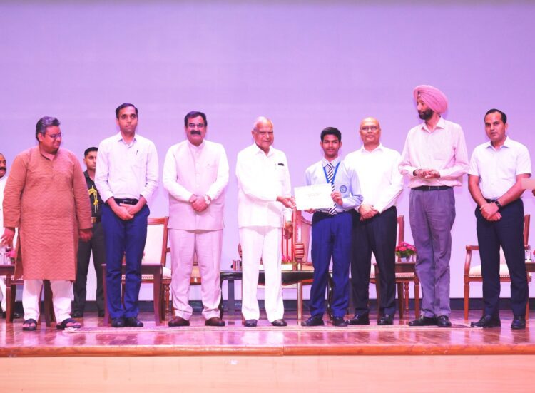 लड़कियों का हर क्षेत्र में उत्कृष्ट प्रदर्शन भारत को विश्व गुरु बनाने की दिशा में एक बड़ा कदमः बनवारी लाल पुरोहित 1 Punjab Governor