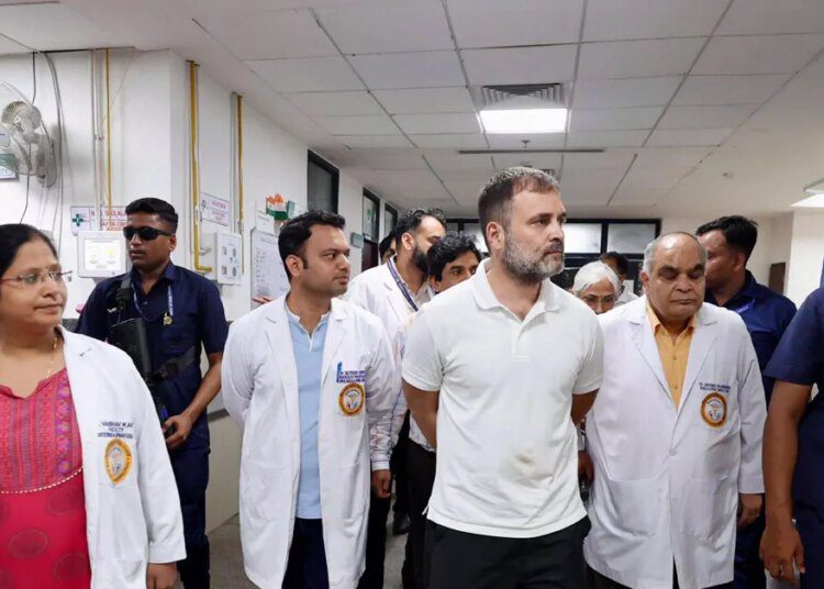 Raebareli AIIMS में मेडिकल छात्रों से मिले राहुल गांधी, मरीजों का जाना हाल