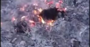 जलती चिता पर मुर्गे की बलि देकर कर रहे थे तंत्र विद्या