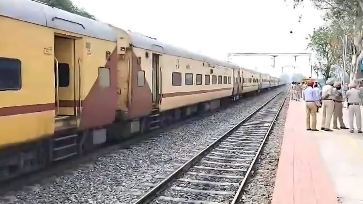 Train Bomb Threat : जम्मू-जोधपुर एक्सप्रेस में मिली बम की धमकी,