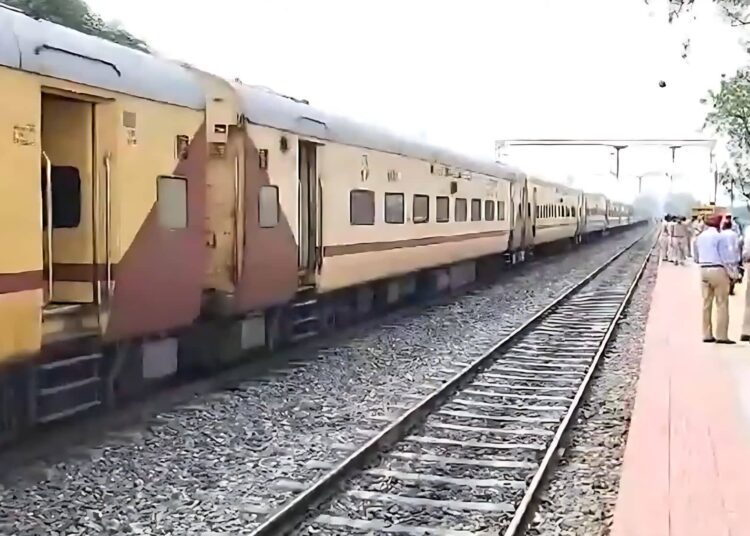 Train Bomb Threat : जम्मू-जोधपुर एक्सप्रेस में मिली बम की धमकी,
