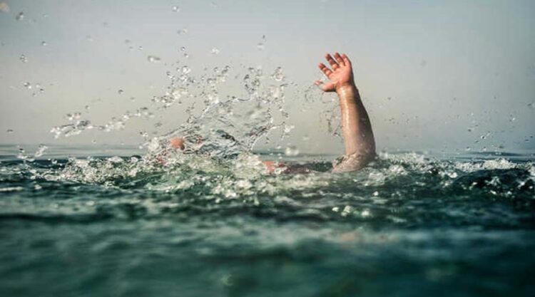 तालाब में डूबने से नाबालिग की हुई मौत,नहाते समय फिसला पैर, मौके पर पहुंची पुलिस 1 तालाब में डूबने से नाबालिग की हुई मौत,नहाते समय फिसला पैर, मौके पर पहुंची पुलिस